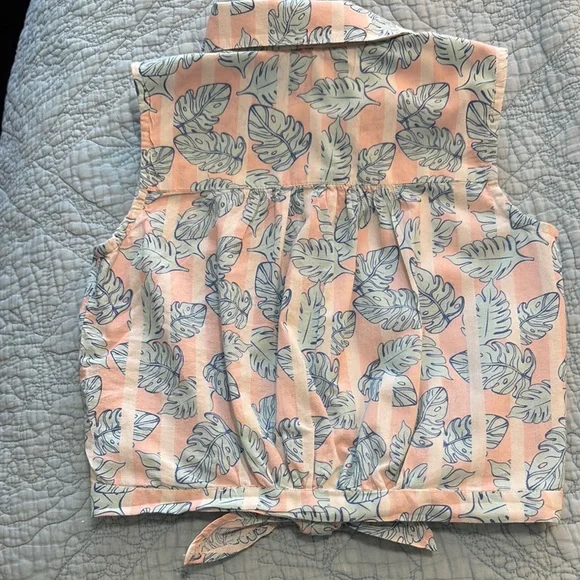 Girl’s Leaf Print Sleeveless Shirt - Picture 3 of 4